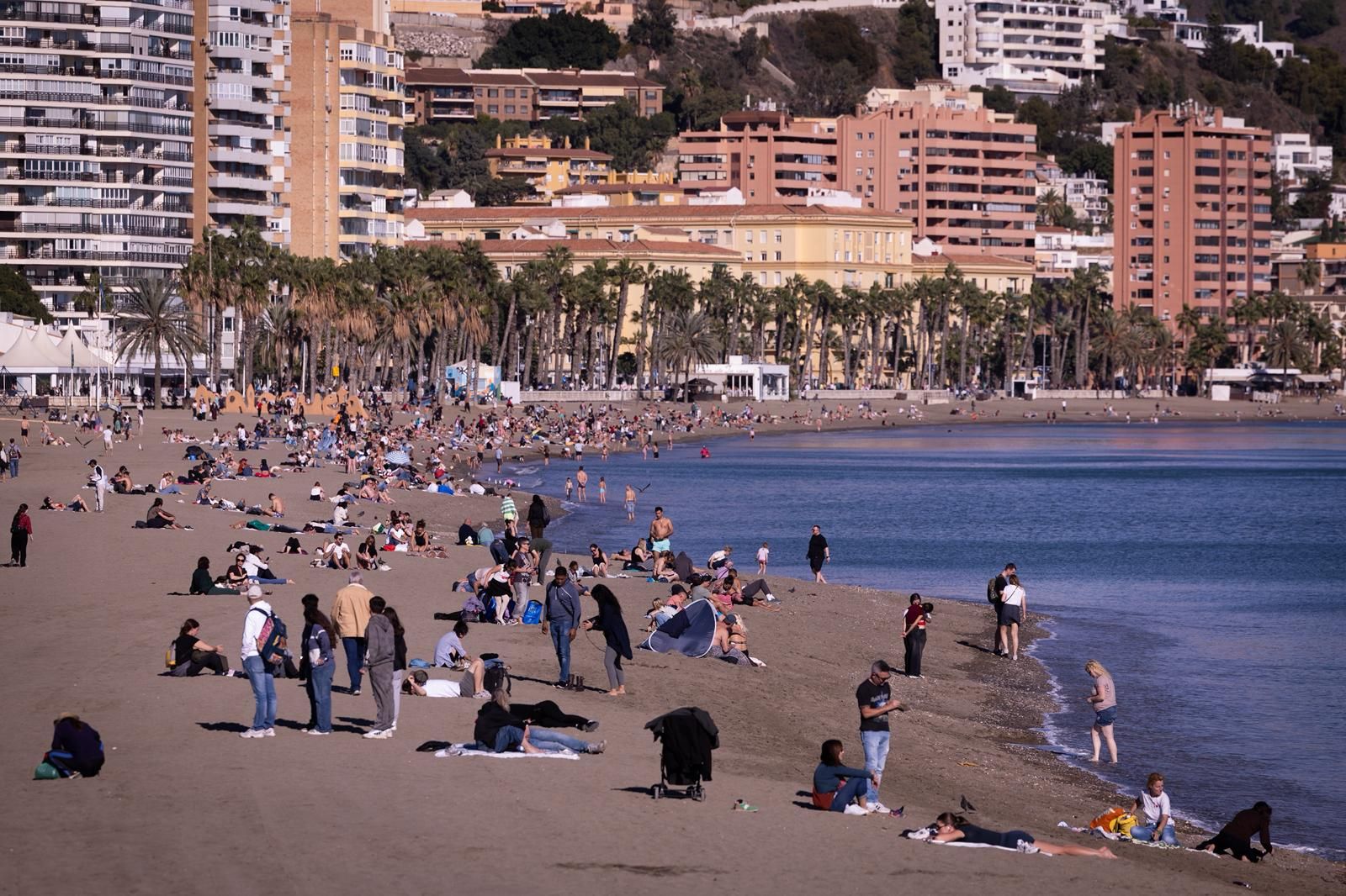 Así lucen las calles de Málaga en el primer fin de semana grande de Navidad: «Mucha gente y mucho calor»