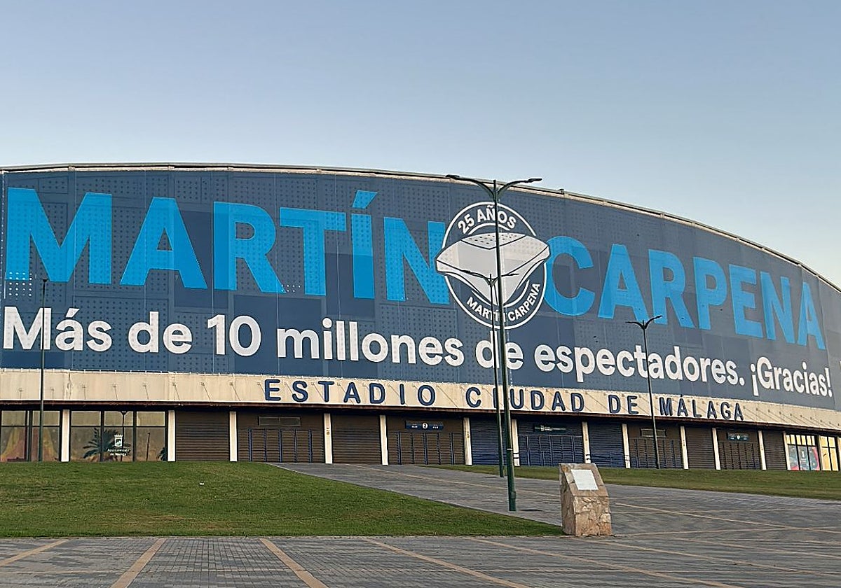 La lona que cuelga del Ciudad de Málaga.
