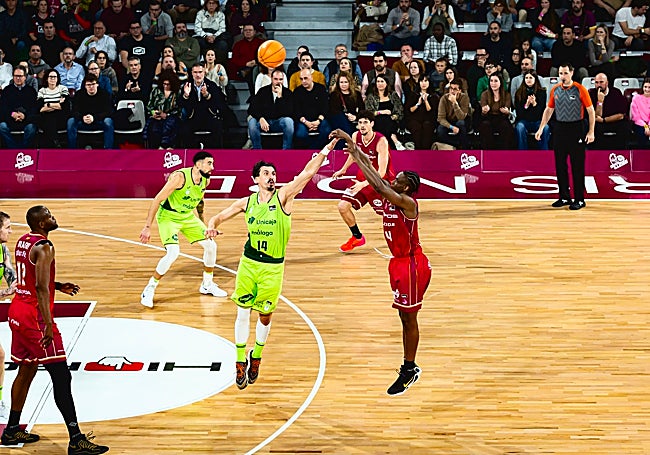 Un intento de triple de Agada, defendido por Djedovic.