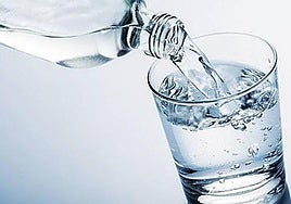 Alerta por la presencia de 'Pseudomonas aeruginosa' en botellas de agua mineral distribuidas en Andalucía