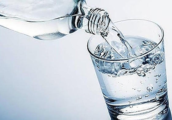 Alerta por la presencia de 'Pseudomonas aeruginosa' en botellas de agua mineral distribuidas en Andalucía