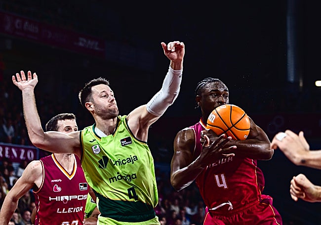 Kalinoski y Agada, con el balón sin control.