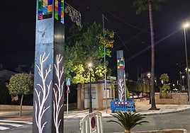 Los dos monolitos instalados en la entrada a la avenida de San Sebastián.