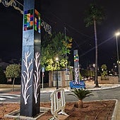 Los dos monolitos instalados en la entrada a la avenida de San Sebastián.