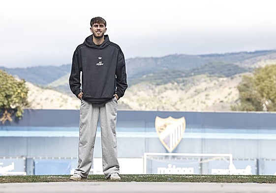 Adrián Niño, delante del Anexo de La Rosaleda, donde suele entrenarse la plantilla.