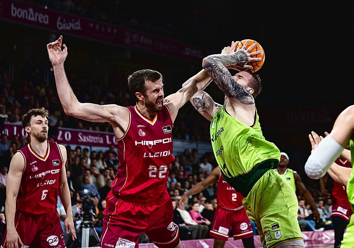 La espectacular pelea entre Shurna y Balcerowski en la zona.