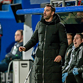 Rubén Sellés, en el banquillo viistante en Ipurua con el Zaragoza.