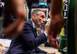 Ibon Navarro, en un tiempo muerto este sábado, dirigiéndose a sus jugadores.