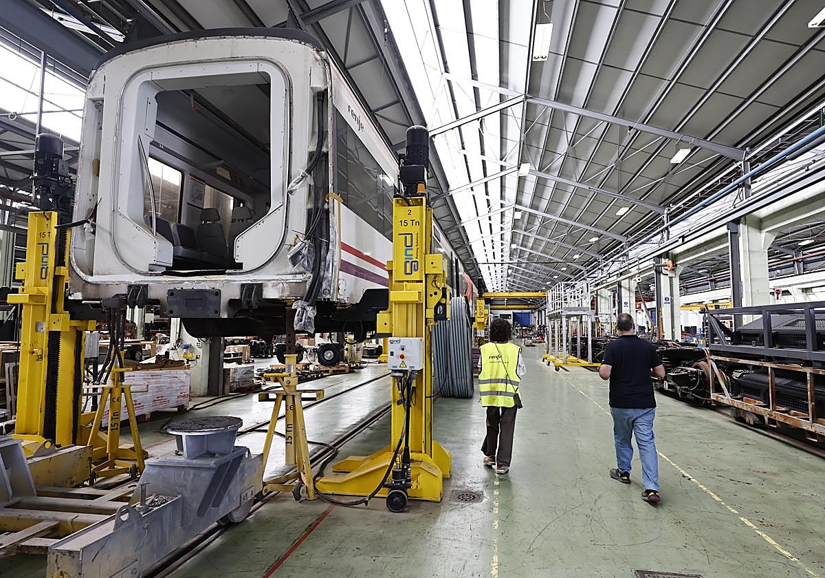 Un tren en plena gran reparación dentro del taller de Los Prados.