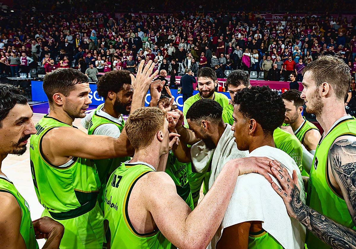 La plantilla del Unicaja, haciendo una piña tras ganar en la casa del Hiopos Lleida.