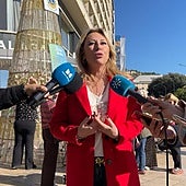 Carolina España ante el árbol de las ilusiones.