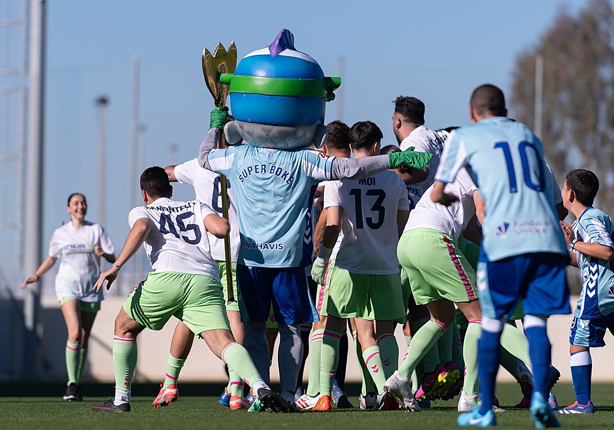 Un momento del partido benéfico este domingo, en la Ciudad Deportiva del Málaga.