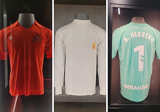 Una camiseta de Juanito con España de 1982, otra con el Real Madrid de la 1977-78, y la de Alfonso Herrero en la 2023-24 de su gol al San Fernando, en Legends. P. L. A.