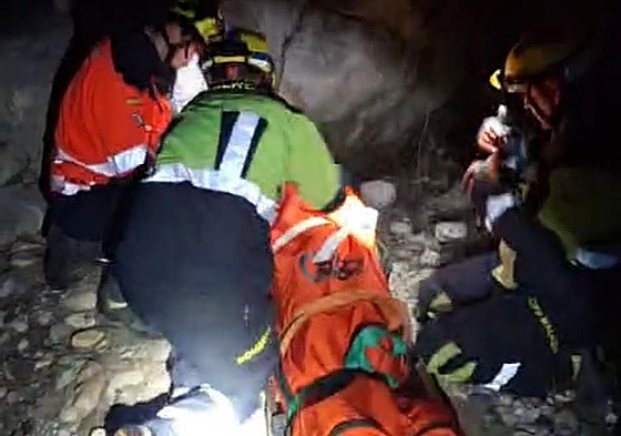 Imagen de uno de los excursionistas rescatados este domingo en Frigiliana.