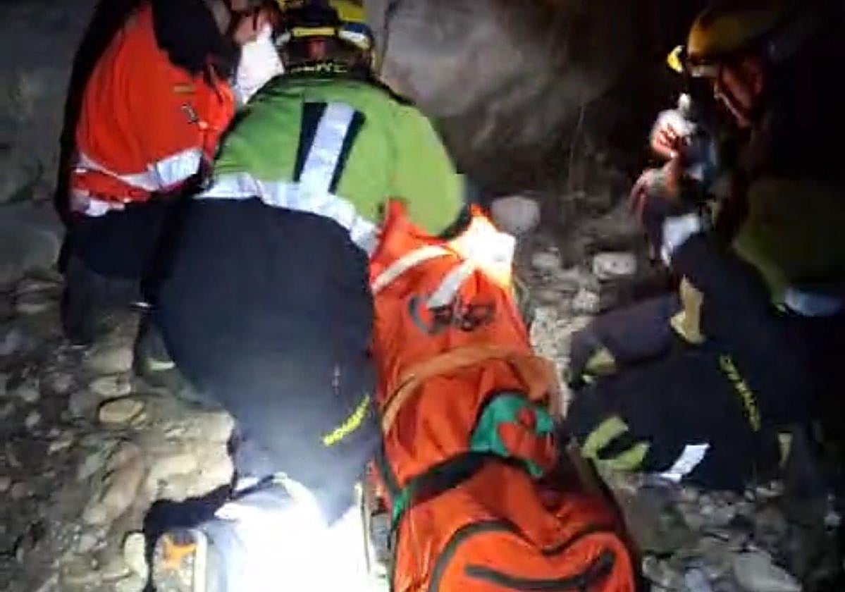Imagen de uno de los excursionistas rescatados este domingo en Frigiliana.