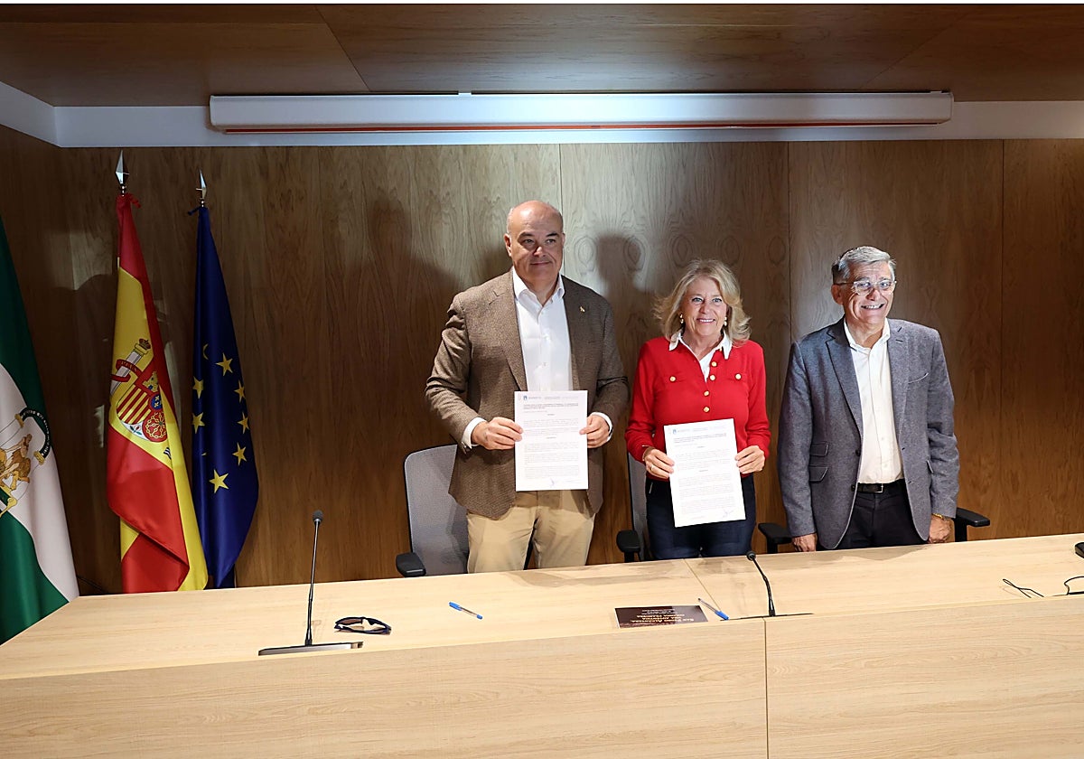 La alcaldesa de Marbella, Ángeles Muñoz, acompañada por el teniente de alcalde sampedreño, Javier García, ha firmado el convenio con el hermano mayor de la entidad, Juan Andrés Gómez.