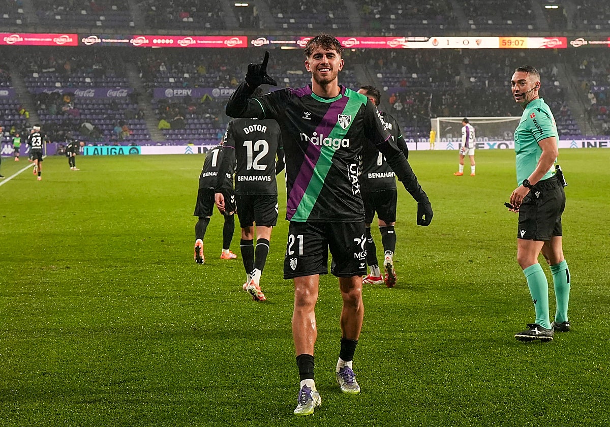 Niño celebra su gol en Valladolid, con la segunda equipación del Málaga.