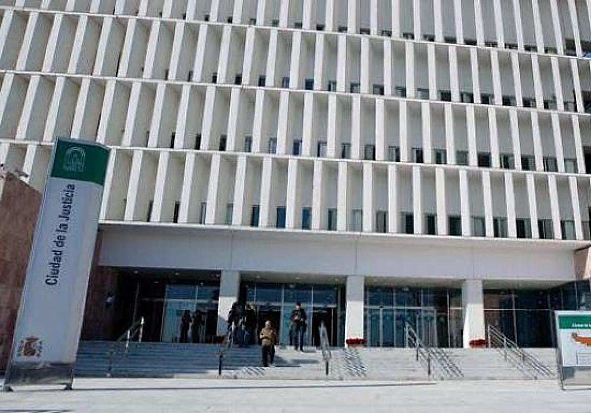 Dos años de cárcel por amenazar en Málaga a una joven con publicar en redes sociales fotos de carácter sexual