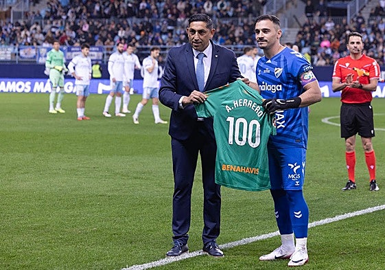 Basti entrega a Alfonso Herrero una camiseta conmemorativa de su centenario.