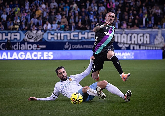 Joaquín,que fue de los más actvos, en un regate.