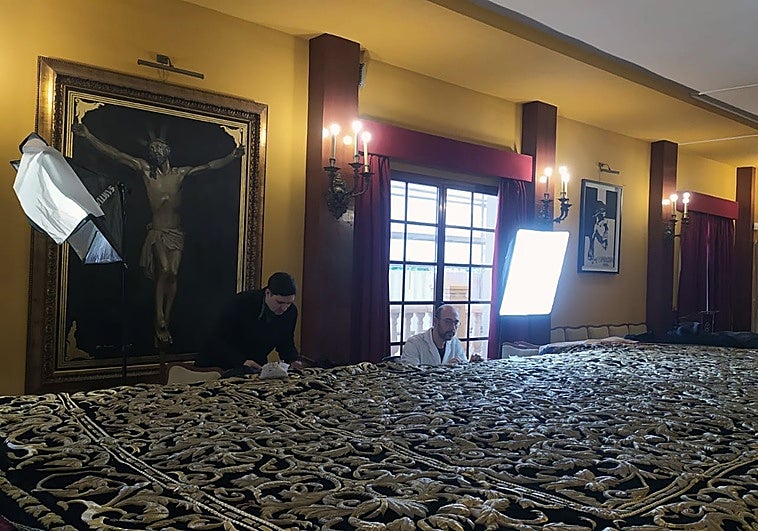 Puesta a punto de una de las principales obras de bordado de la Semana Santa de Málaga