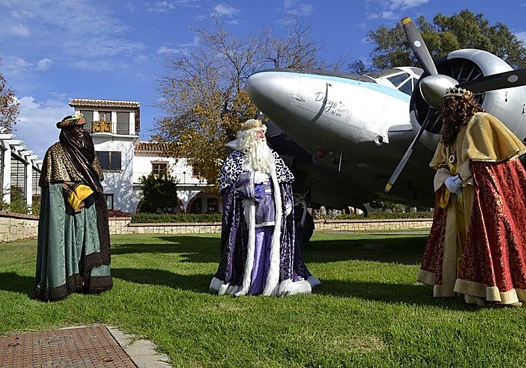 Los Reyes Magos cambian los camellos por jet privado para llegar a Málaga