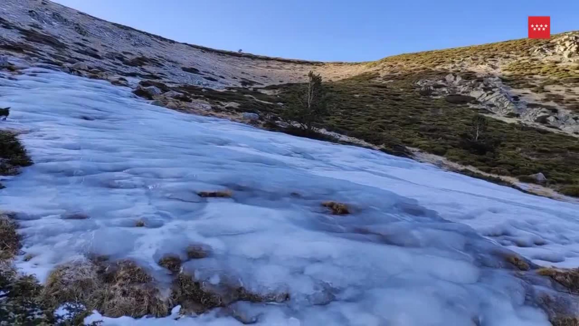 Agentes forestales alertan a los excursionistas de placas de hielo en la sierra de Madrid