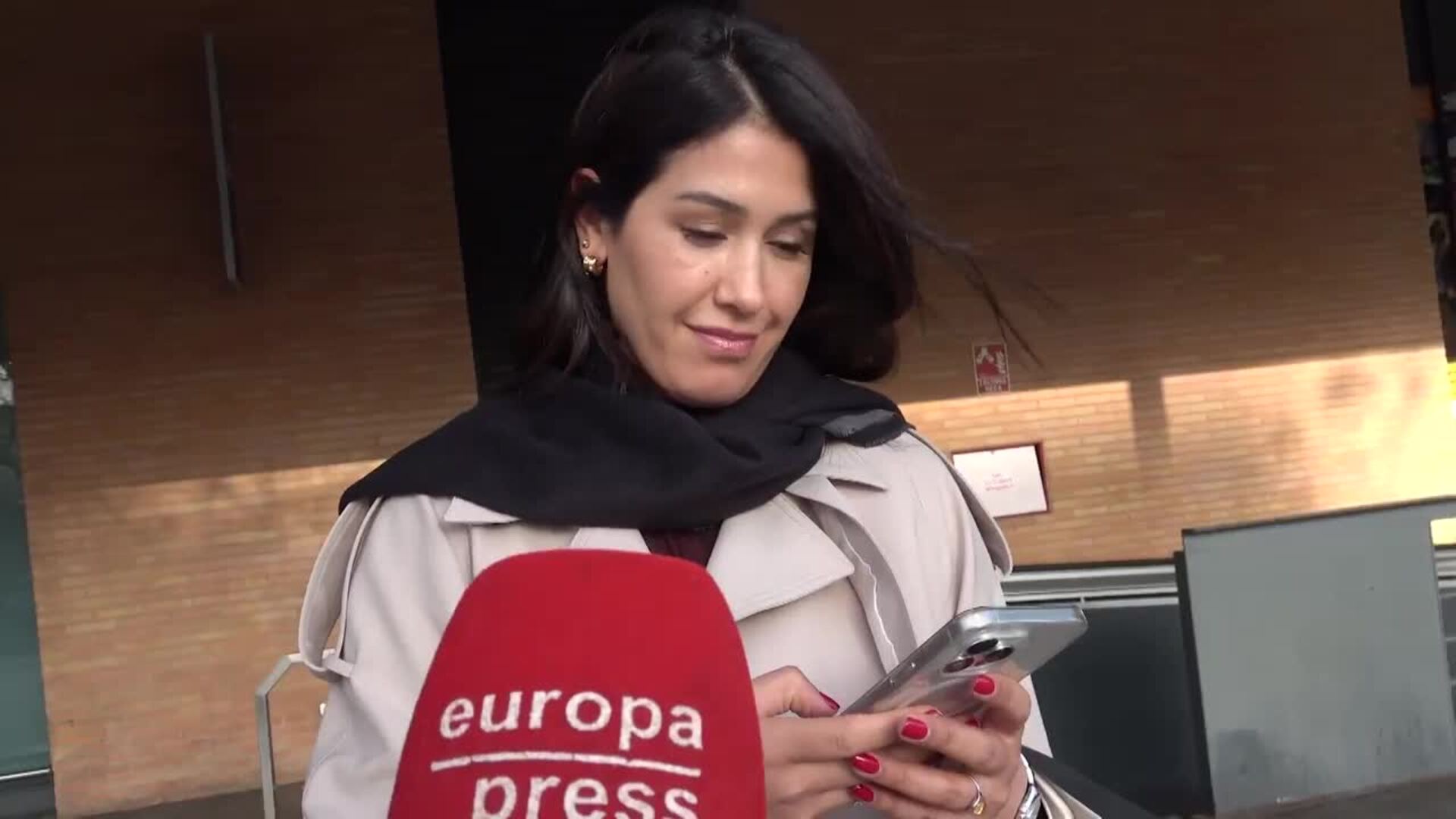 Gabriela Guillén llega a Sevilla para su juicio con Bertín Osborne