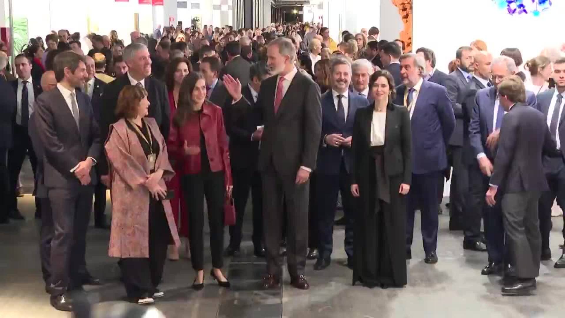 Los Reyes inauguran ARCO 2025 y dan el pésame a la hija de Helga de Alvear