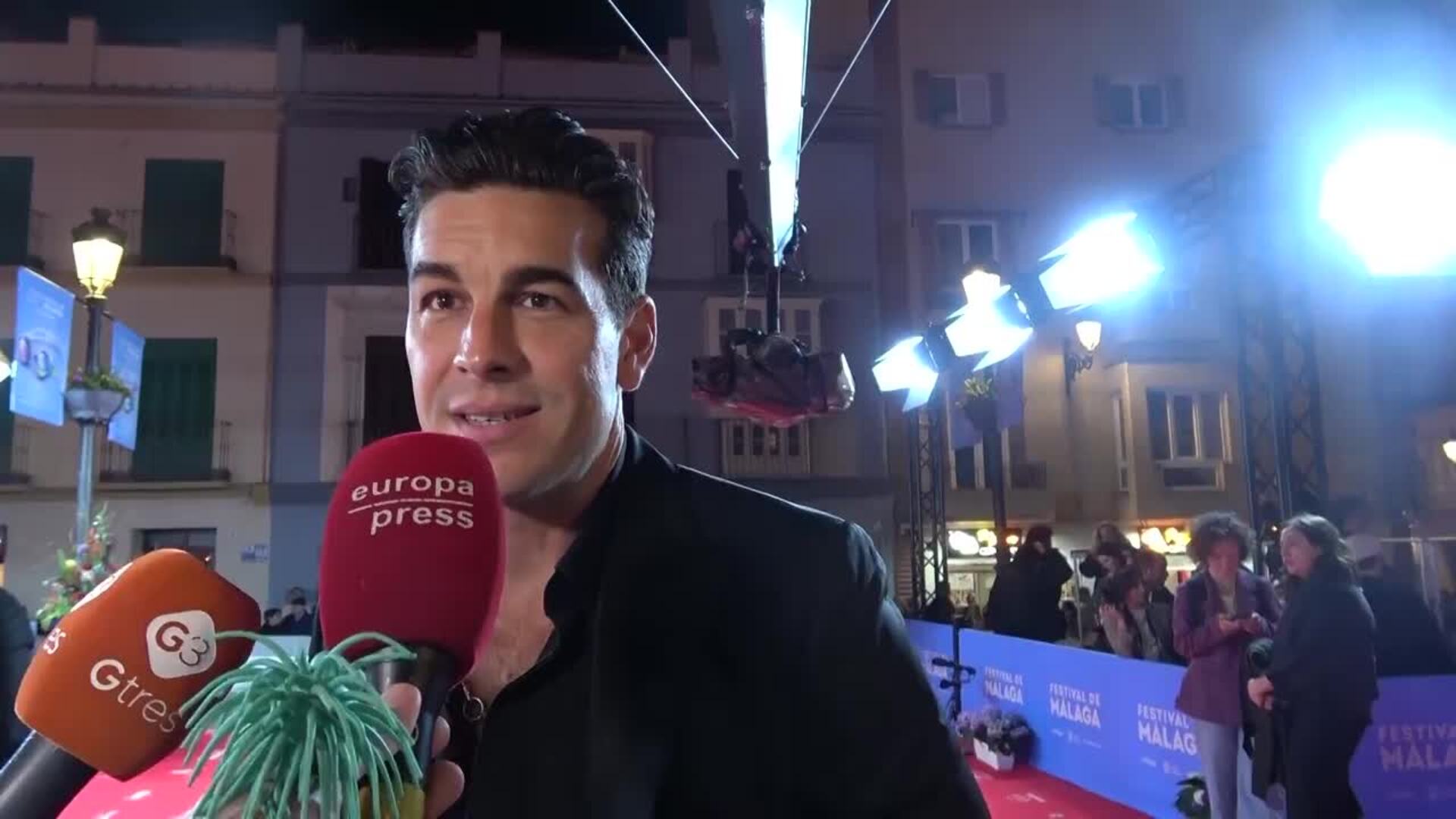 Mario Casas evade como puede las preguntas sobre Melyssa Pinto