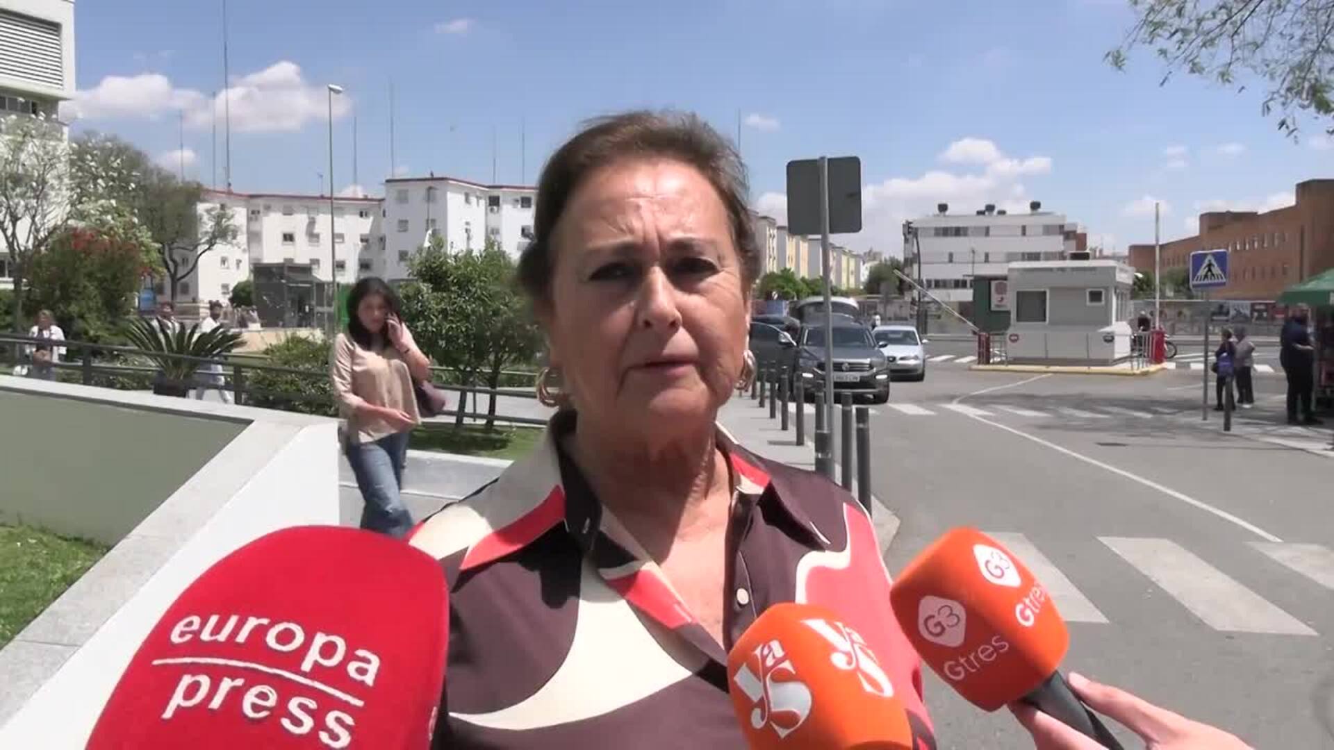 Curro Romero recibe el alta hospitalaria acompañado de su mujer, Carmen Tello: "Es muy fuerte"