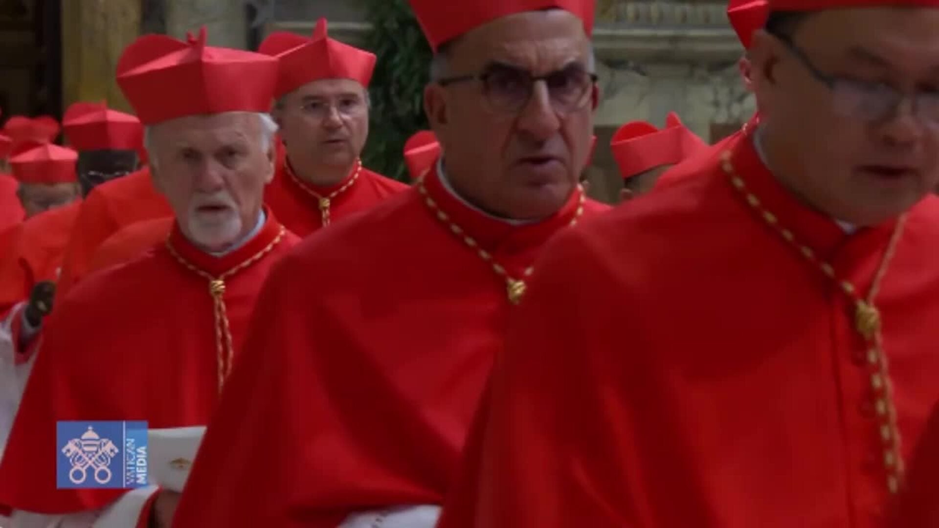 Los cardenales entran en la Capilla Sixtina para elegir al nuevo Papa