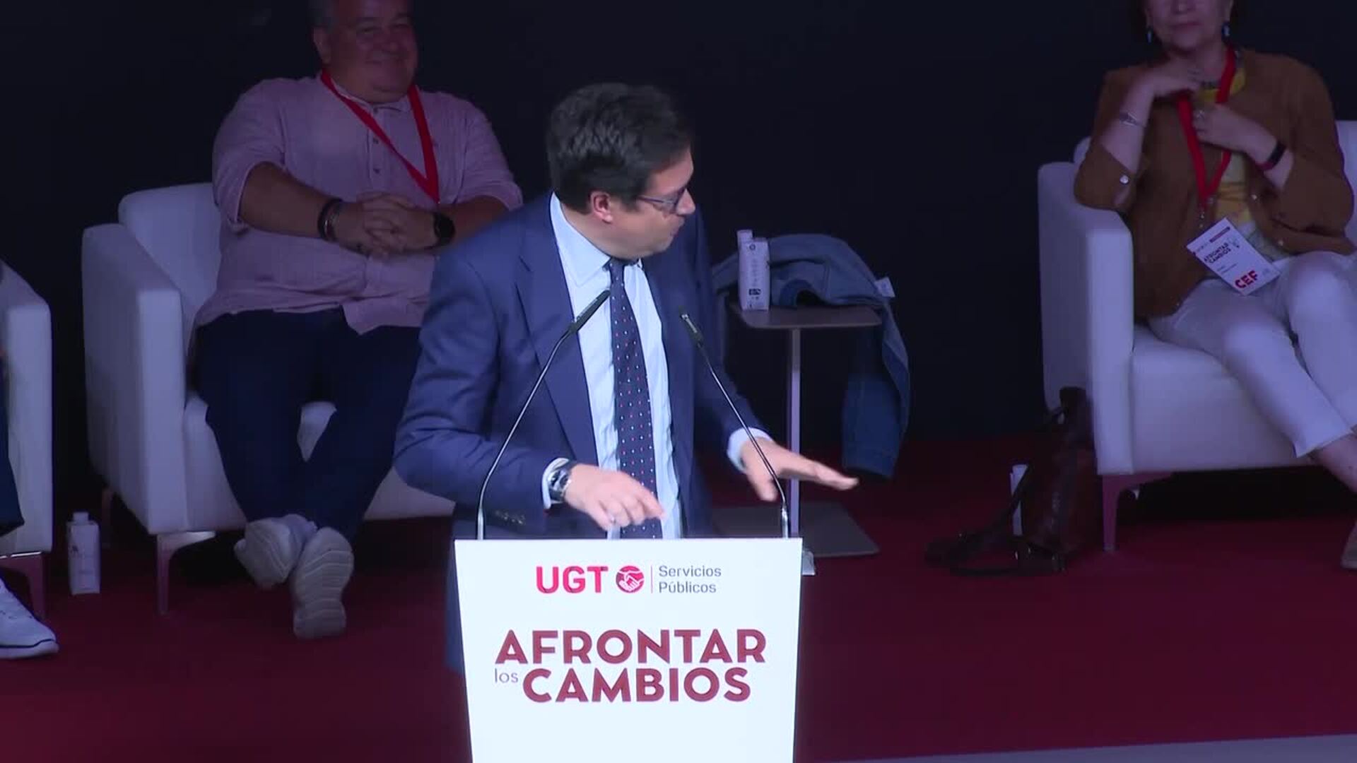 Óscar López se compromete a abonar "en breve" a los funcionarios el alza salarial