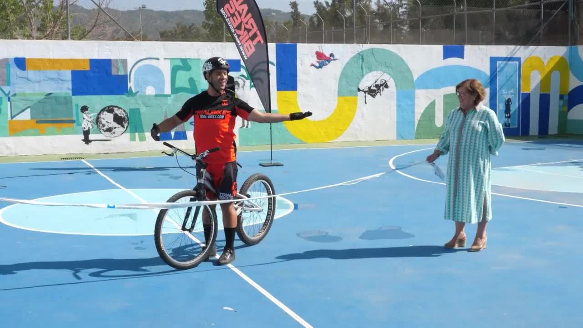 El campeón mundial de Bike Trial, Pablo Adame, acerca el deporte a menores infractores