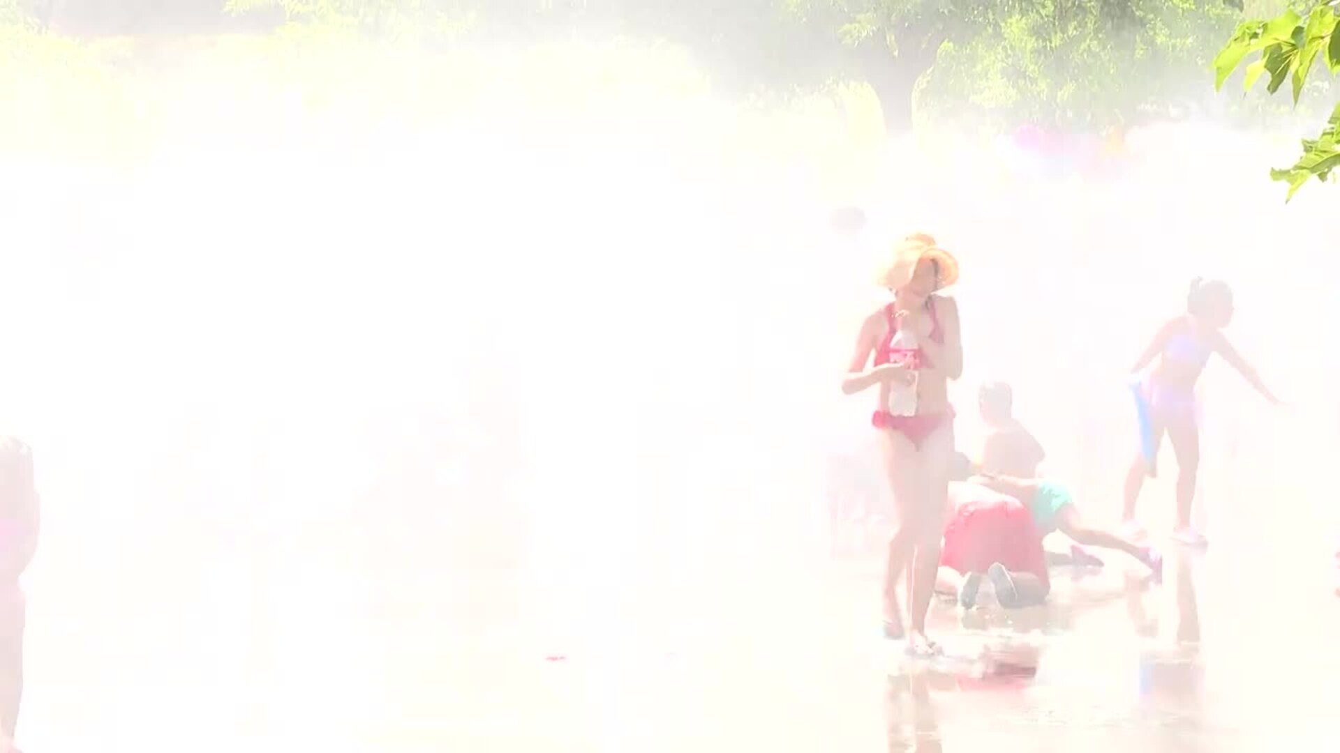 Madrileños y visitantes disfrutan de la 'playa' de Madrid Río