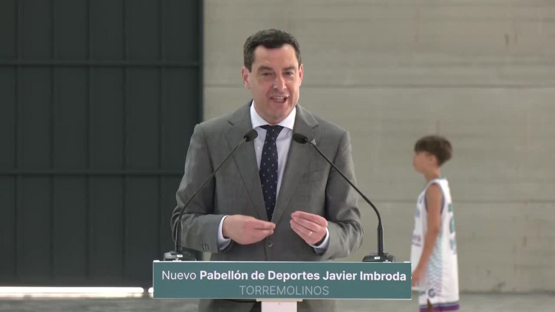 Moreno inaugura el pabellón 'Javier Imbroda' en Torremolinos para 2.000 deportistas