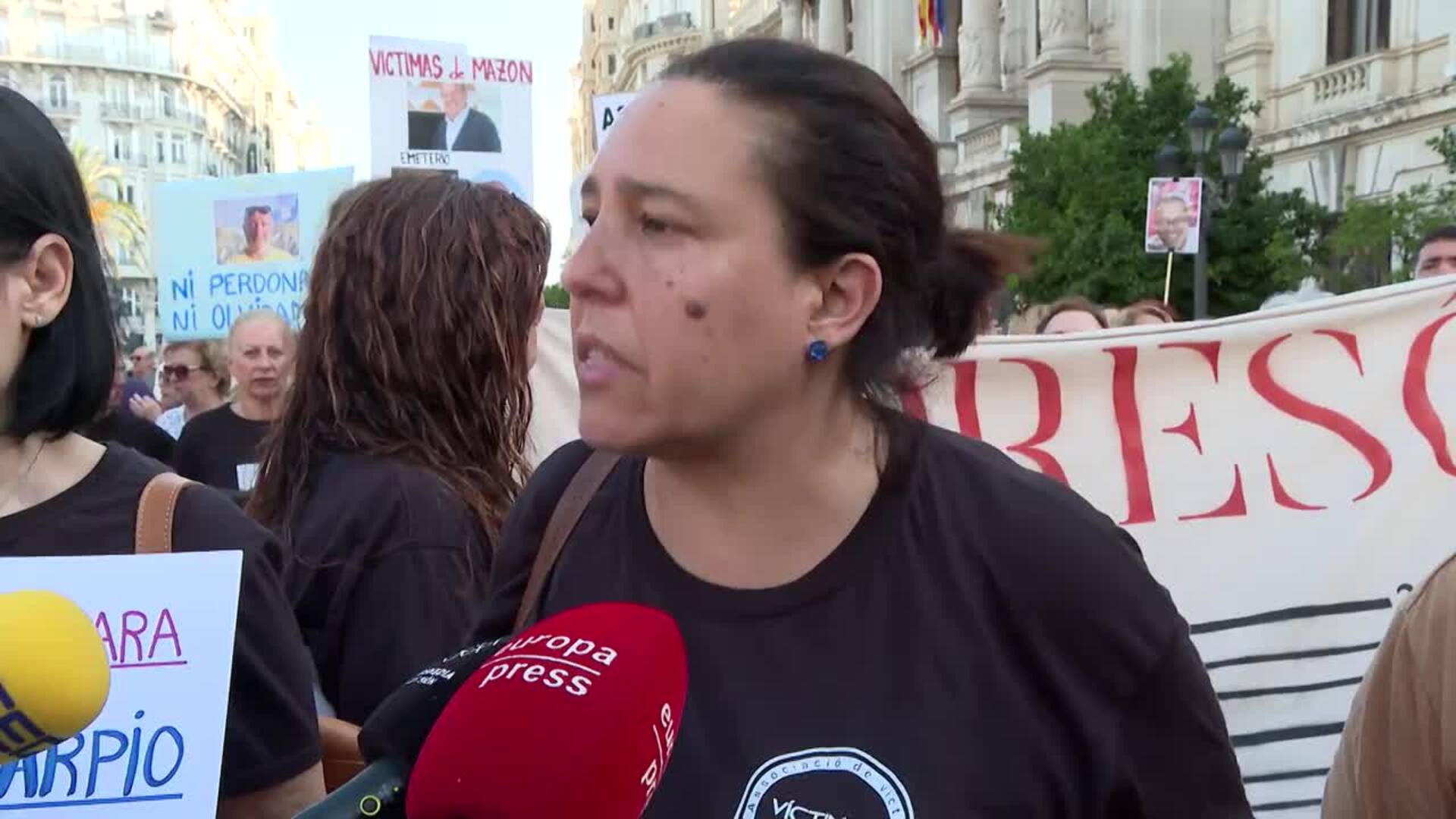 Asociaciones de víctimas recorren València con gritos "El 'president' a Picassent" por la DANA