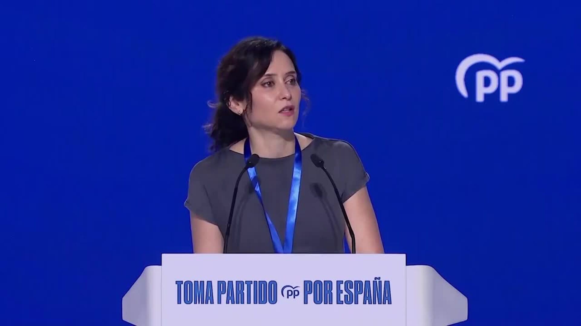 Ayuso critica a un Sánchez "escorado a extrema izquierda" y que "se pondría chándal caribeño"
