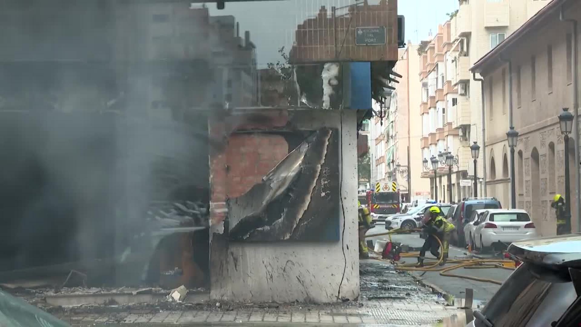 Atendidos once vecinos por inhalación de humo en un incendio de un local en Valencia