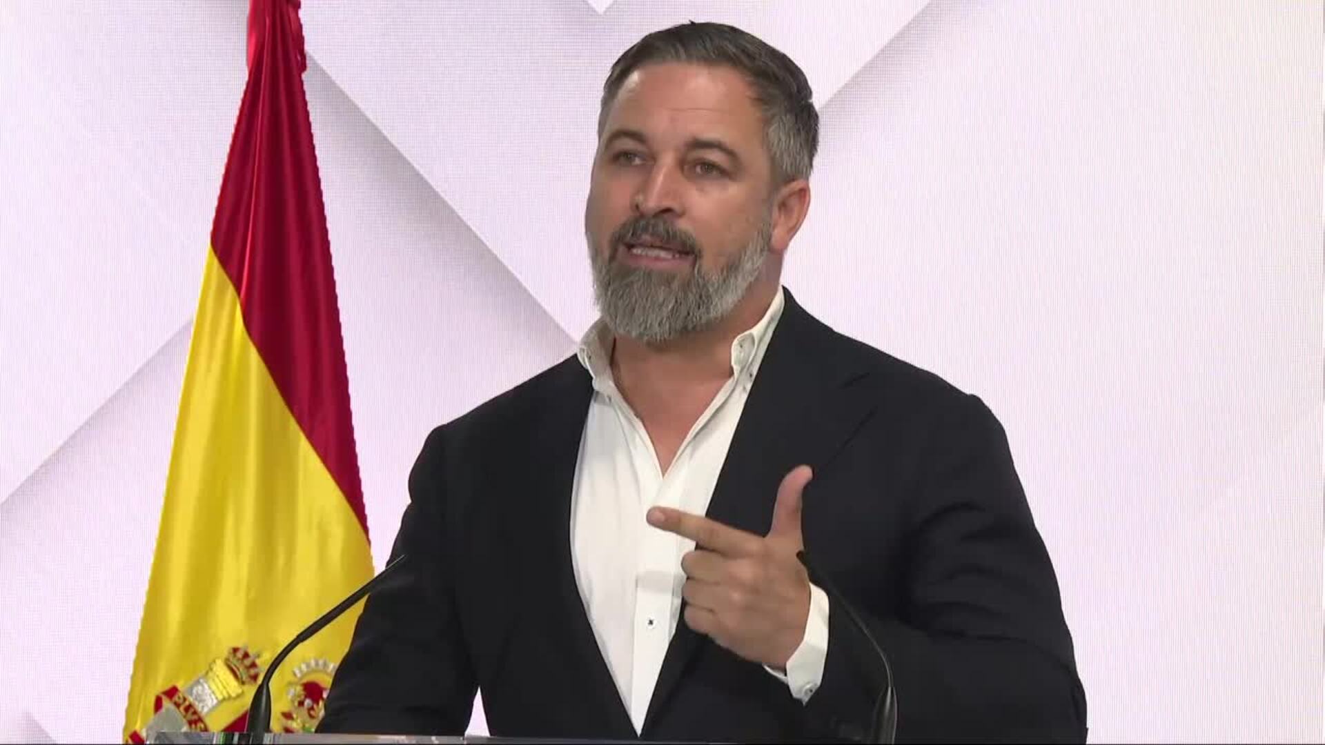 Abascal pide "deportaciones masivas" y culpa de la violencia al "bipartidismo" de PP y PSOE
