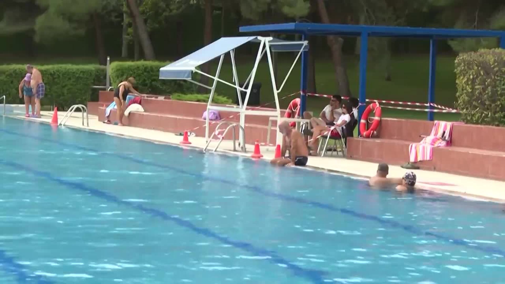 Madrileños aprovechan el último día de piscinas abiertas para despedir el verano