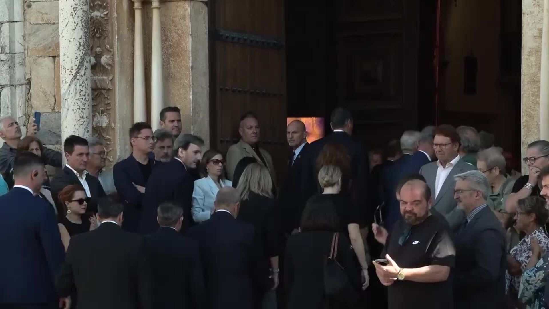 Multitudinaria despedida a Fernández Vara en un funeral inundado de aplausos y emoción