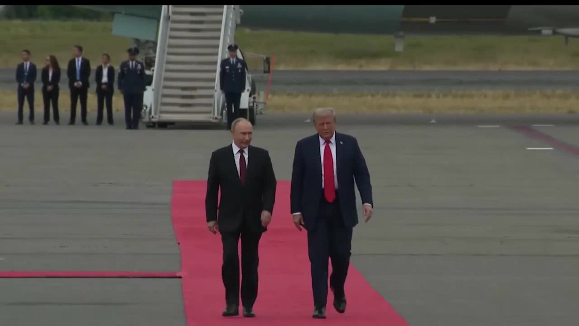 Trump mantiene una "larga" conversación con Putin en la víspera de la visita de Zelenski