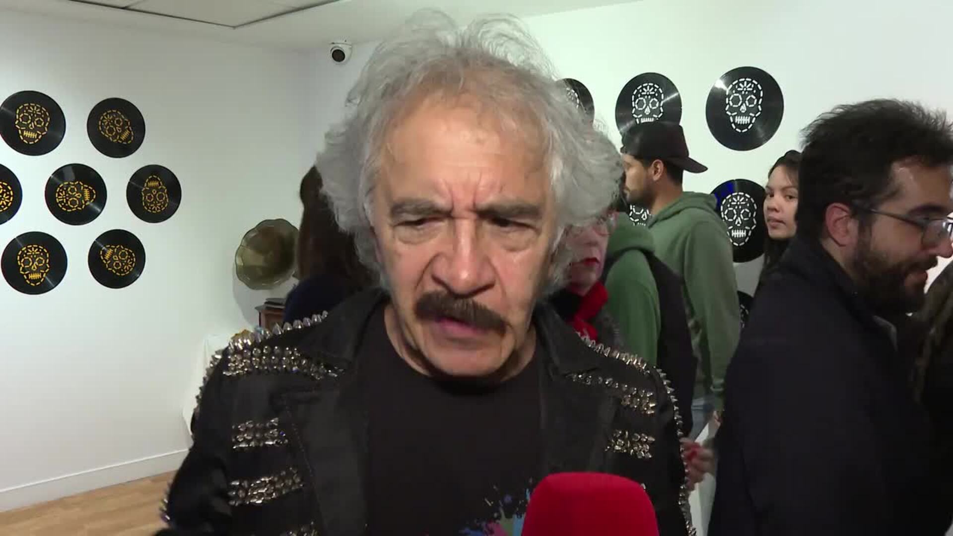 Artista "El Reynito" combina tradición y modernidad en su exposición sobre la muerte en Madrid