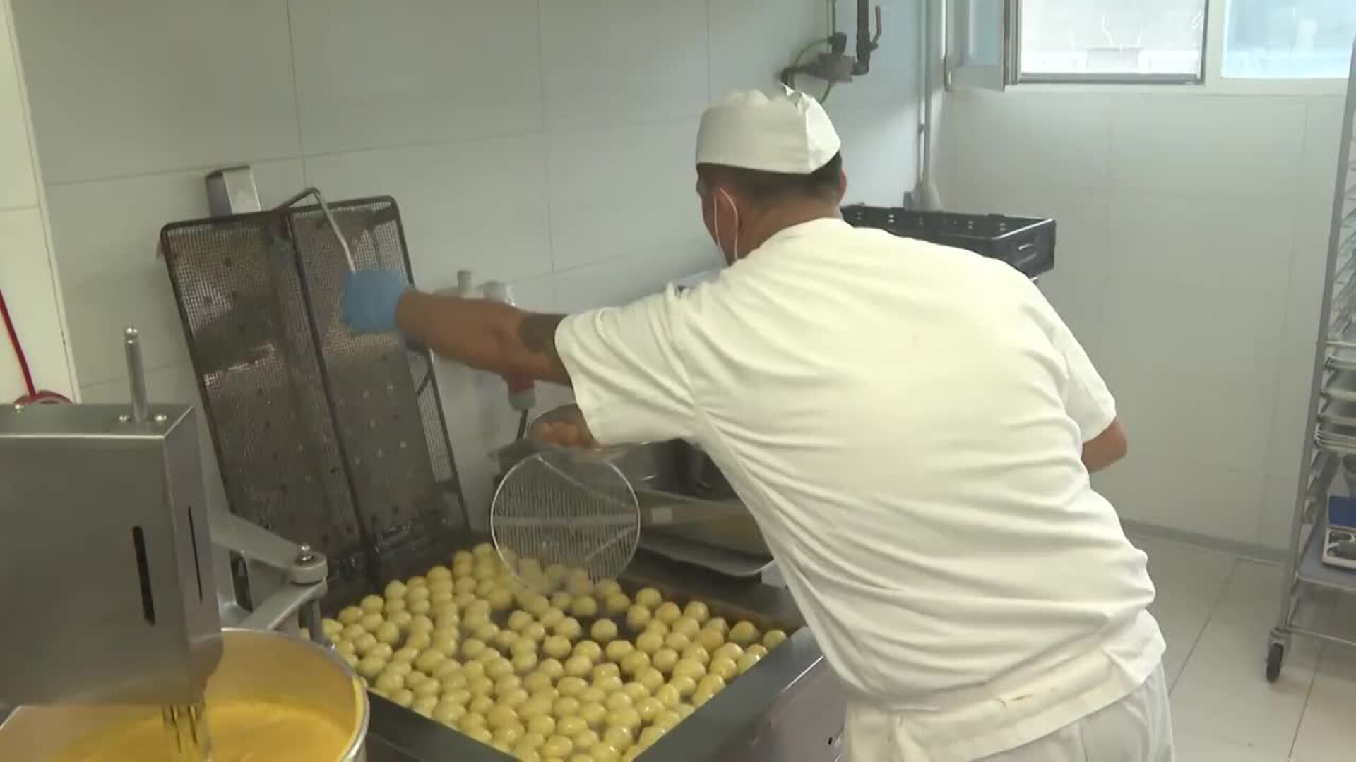 Negocios se preparan para abrir sus puertas por el Día de Todos los Santos