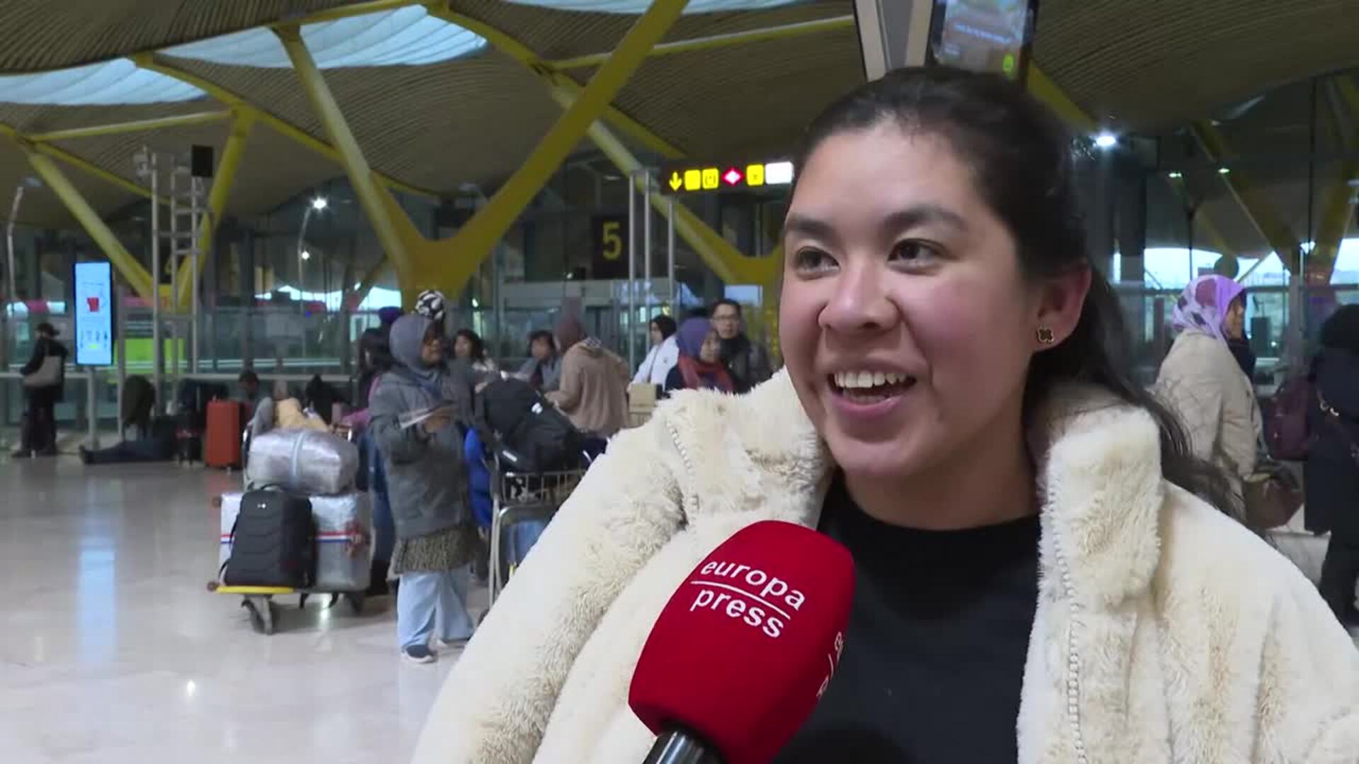 Viajeros inician la 'operación salida' por el puente de diciembre: "A disfrutar"