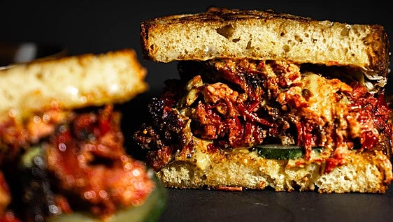 El sándwich de pastrami que cambió el rumbo del restaurante de Sergio Redondo