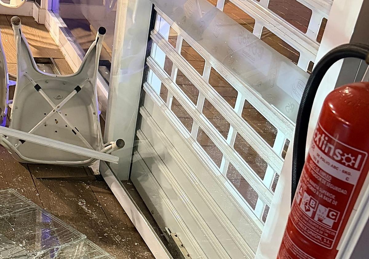 Imagen principal - El torpe robo de unos aluniceros en un Rosario's Burguer en Málaga: empotran el coche y se queda atascado