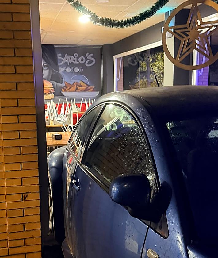 Imagen secundaria 2 - El torpe robo de unos aluniceros en un Rosario's Burguer en Málaga: empotran el coche y se queda atascado