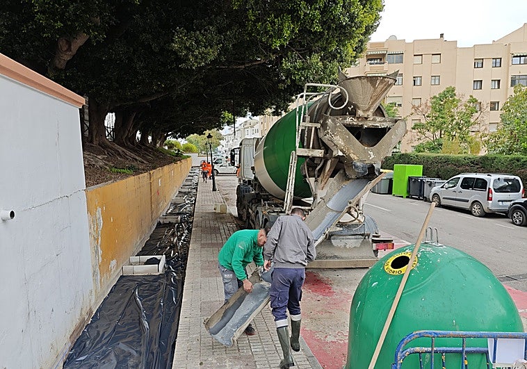 El Ayuntamiento de Estepona mejora acerado y parques en Blas Infante, Picasso, La Lobilla y Bello Horizonte
